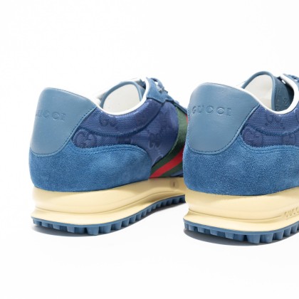 GUCCI GUCCI RE-MOTION SNEAKERS.
RE-MOTION SE CARACTERIZAN POR UNA TRIBANDA WEB VERDE Y ROJA Y UN LOGOTIPO GUCCI. LA SUELA DE GOMA DENTADA COMPLETA LA SILUETA DEPORTIVA CON UN MOTIVO DE GG ENTRELAZADA POR TODA LA SUPERFICIE.
-ANTE Y NYLON CON GG AZUL
-TRIBANDA WEB VERDE Y ROJA
-LOGO GUCCI
-SUELA DE GOMA CON DETALLE DE GG ENTRELAZADA
-DETALLES DE GG ENTRELAZADA EN LOS OJALES
-HECHO EN ITALIA