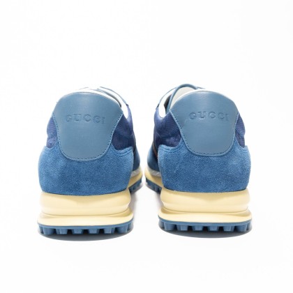 GUCCI GUCCI RE-MOTION SNEAKERS.
RE-MOTION SE CARACTERIZAN POR UNA TRIBANDA WEB VERDE Y ROJA Y UN LOGOTIPO GUCCI. LA SUELA DE GOMA DENTADA COMPLETA LA SILUETA DEPORTIVA CON UN MOTIVO DE GG ENTRELAZADA POR TODA LA SUPERFICIE.
-ANTE Y NYLON CON GG AZUL
-TRIBANDA WEB VERDE Y ROJA
-LOGO GUCCI
-SUELA DE GOMA CON DETALLE DE GG ENTRELAZADA
-DETALLES DE GG ENTRELAZADA EN LOS OJALES
-HECHO EN ITALIA