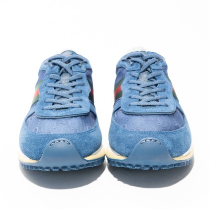 GUCCI GUCCI RE-MOTION SNEAKERS.
RE-MOTION SE CARACTERIZAN POR UNA TRIBANDA WEB VERDE Y ROJA Y UN LOGOTIPO GUCCI. LA SUELA DE GOMA DENTADA COMPLETA LA SILUETA DEPORTIVA CON UN MOTIVO DE GG ENTRELAZADA POR TODA LA SUPERFICIE.
-ANTE Y NYLON CON GG AZUL
-TRIBANDA WEB VERDE Y ROJA
-LOGO GUCCI
-SUELA DE GOMA CON DETALLE DE GG ENTRELAZADA
-DETALLES DE GG ENTRELAZADA EN LOS OJALES
-HECHO EN ITALIA