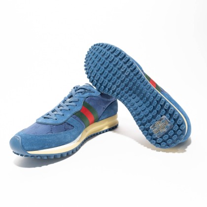 GUCCI GUCCI RE-MOTION SNEAKERS.
RE-MOTION SE CARACTERIZAN POR UNA TRIBANDA WEB VERDE Y ROJA Y UN LOGOTIPO GUCCI. LA SUELA DE GOMA DENTADA COMPLETA LA SILUETA DEPORTIVA CON UN MOTIVO DE GG ENTRELAZADA POR TODA LA SUPERFICIE.
-ANTE Y NYLON CON GG AZUL
-TRIBANDA WEB VERDE Y ROJA
-LOGO GUCCI
-SUELA DE GOMA CON DETALLE DE GG ENTRELAZADA
-DETALLES DE GG ENTRELAZADA EN LOS OJALES
-HECHO EN ITALIA
