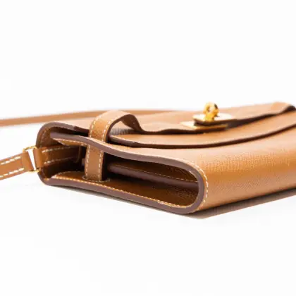 HERMES COLOR: GOLD
AÑO: 2021 
- CON STRAP
