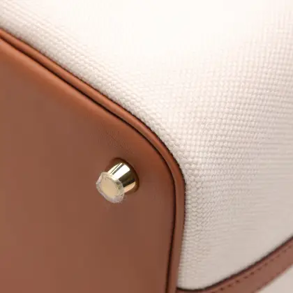 HERMES NUEVA/SIN USAR
**CONSERVA PLASTICOS
***INCLUYE CANDADO, LLAVES.