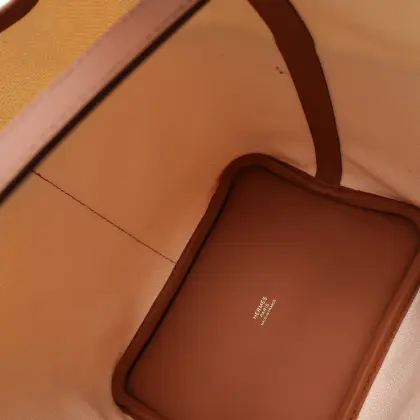 HERMES NUEVA/SIN USAR
**CONSERVA PLASTICOS
***INCLUYE CANDADO, LLAVES.