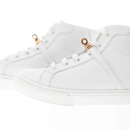 HERMES ZAPATILLAS ALTAS DE BECERRO CON HEBILLA CLáSICA KELLY, PARA UNA SILUETA URBANA Y CONTEMPORáNEA.

FABRICADO EN ITALIA