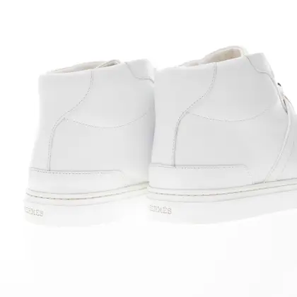 HERMES ZAPATILLAS ALTAS DE BECERRO CON HEBILLA CLáSICA KELLY, PARA UNA SILUETA URBANA Y CONTEMPORáNEA.

FABRICADO EN ITALIA
