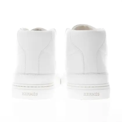 HERMES ZAPATILLAS ALTAS DE BECERRO CON HEBILLA CLáSICA KELLY, PARA UNA SILUETA URBANA Y CONTEMPORáNEA.

FABRICADO EN ITALIA
