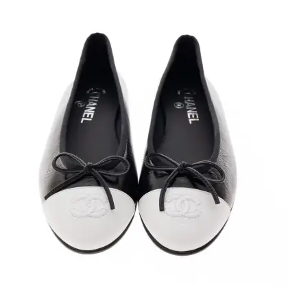CHANEL DE LA COLECCIóN PRIMAVERA/VERANO 2026 DE MATTHIEU BLAZY.

***ESTE MODELO SUELE VENIR ANGOSTO Y REDUCIDO. SE RECOMIENDA CONSIDERAR MEDIA TALLA O HASTA UNA TALLA MáS DE LA QUE USAS NORMALMENTE.